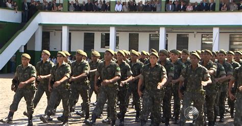 G1 Rui Costa e ACM Neto recebem medalhas em evento do Exército