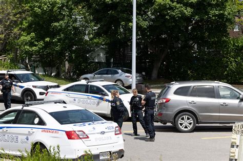 Rage Au Volant à Québec Il Circule Avec Un Homme Sur Le Capot De Son