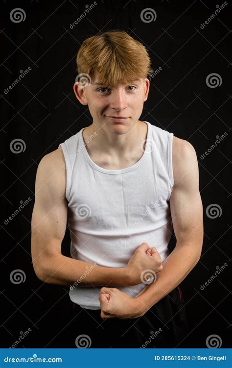 Adolescent Flexion Musculaire Photo Stock Image Du Personne Muscle