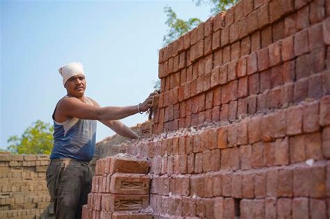 Trabalho indiano trabalhando na fábrica de tijolos Foto Premium