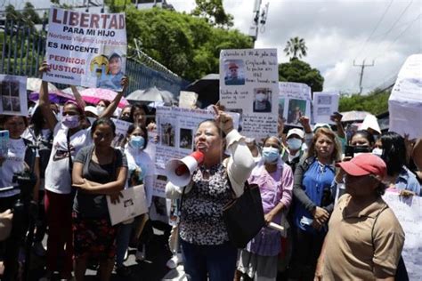 EL SALVADOR VIOLENCIA Familiares de salvadoreños detenidos en régimen