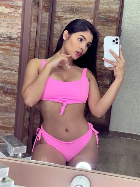 Hot Sexy Stefania Usuga Bikini Pics