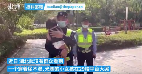 穿尿不湿两岁萌娃独自外出 武汉民警抱着孩子找到其家长凤凰网湖北凤凰网