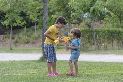 Dos Niños Pequeños Jugando Con Un Avión De Juguete De Cartón En El