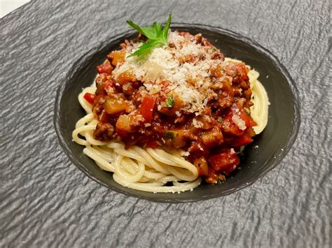 Bunte Wildschwein Bolognese Mit Extra Langen Spagetti Dine Fine De