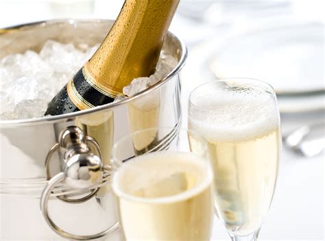 The 18 Best Sparkling Wines To Drink In 2022