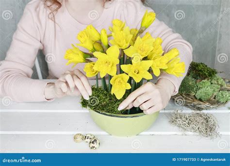 How To Make Easter Table Decoration With Daffodils And Moss In Ceramic