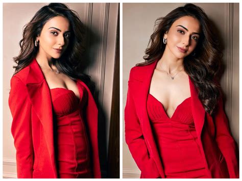 Rakul Preet Singh ने रेड ड्रेस में ढाया कहर Deep Neckline Dress में