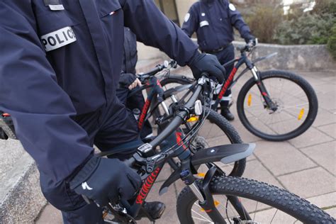 En Images Roanne La Police Nationale Expérimente Les Patrouilles à Vélo