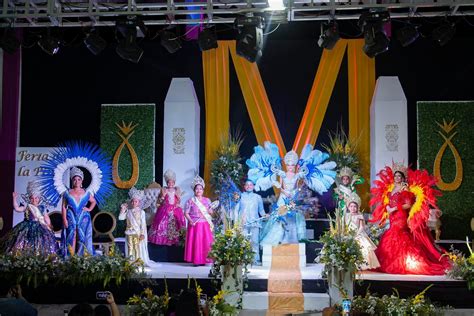 Coronan a reina de la Feria de la Piña en Loma NVI Cuenca