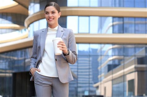 Retrato de mujer de negocios exitosa que va a trabajar con café