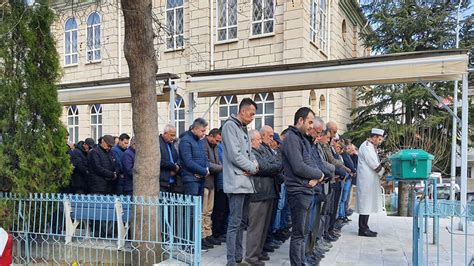 Camide namaz kılarken kalp krizi geçirip hayatını kaybetti