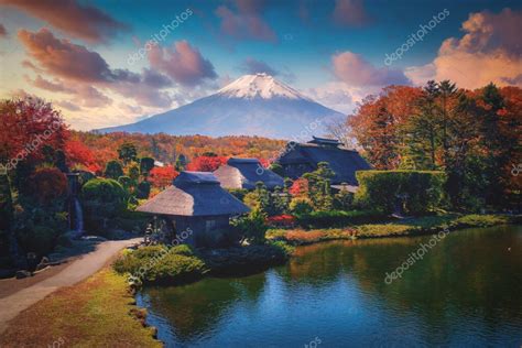 El Antiguo Pueblo De Oshino Hakkai Con El Monte Fuji En La Temporada