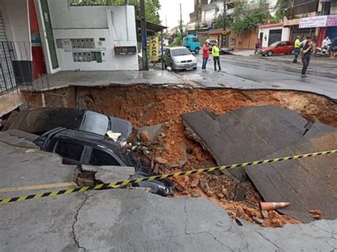 Cratera Se Abre Em Rua E Engole Carros De Moradores