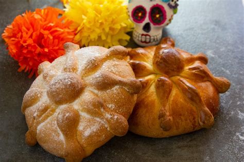 Pan De Muerto Tradicional Mexicano De Naranja • Mama Latina Tips