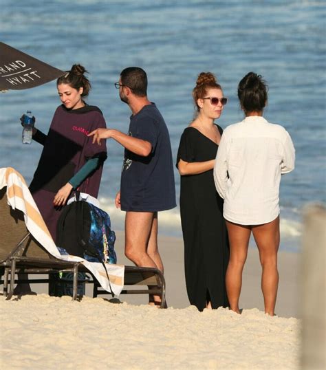 Thiaguinho Visto Carol Peixinho E Fernanda Souza Em Praia