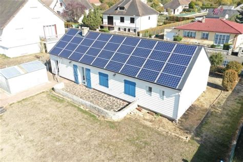 Panneaux Photovoltaïques Sur Une Toiture De Particuliers Installés Par