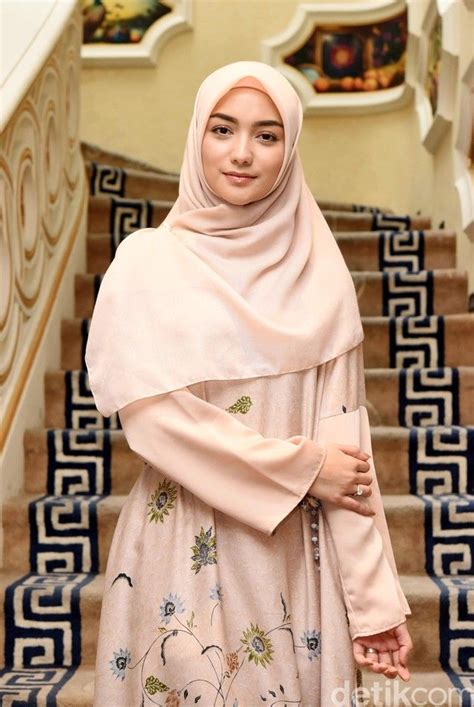 Cantiknya Citra Kirana Pakai Hijab Warna Beige Bikin Adem Muslim