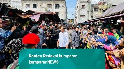 Foto Antusias Pedagang Pasar Di Dumai Sambut Presiden Jokowi