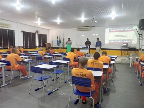 Educação de Naviraí leva projeto de Educação Indígena aos internos da