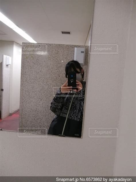 カメラに向かってポーズをとる鏡の前に立っている人の写真・画像素材 6573862 Snapmart（スナップマート）