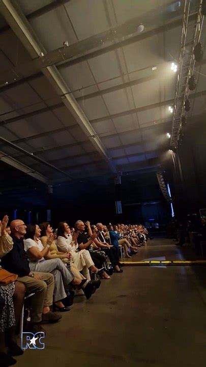 Roberto Carlos homenageia Silvio Santos durante apresentação Vídeo