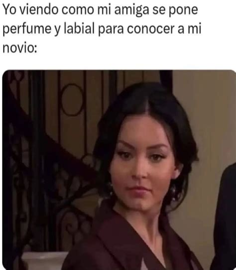 Yo Viendo Como Mi Amiga Se Pone Perfume Y Labial Para Conocer A Mi