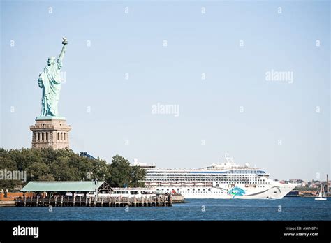 Statue of liberty and cruise ship Stock Photo - Alamy