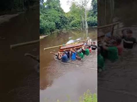 Homens levam caixão morto para último banho de rio no interior do