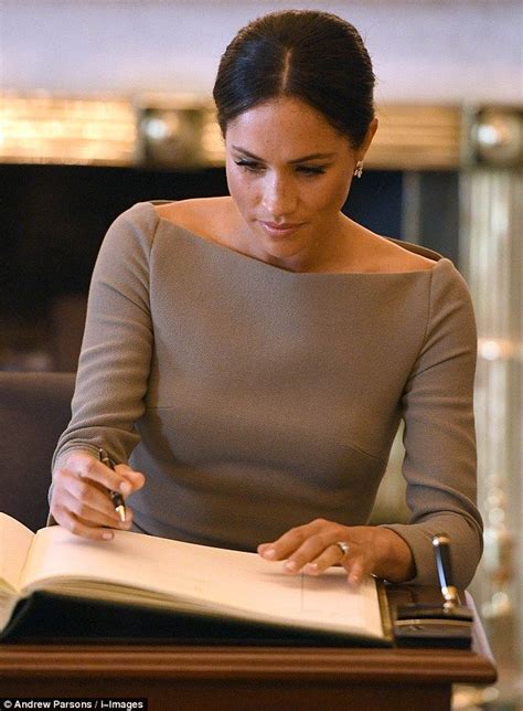 Meghan S Signature Suggests She Can Charm The Stiff Upper Lipped Looks Looks De Trabalho