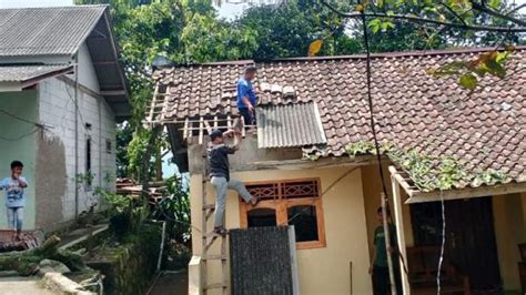 Angin Kencang Terjang Sukamakmur Bogor Puluhan Rumah Warga Rusak