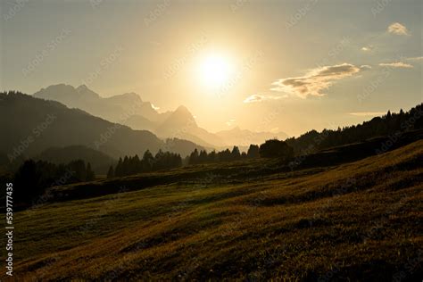 Sonne geht über dem Wetterstein Massiv mit der Zugspitze unter und