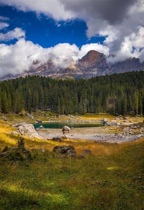 Karersee Lago Di Carezza Es Un Lago En Las Dolomías En El Sur Foto