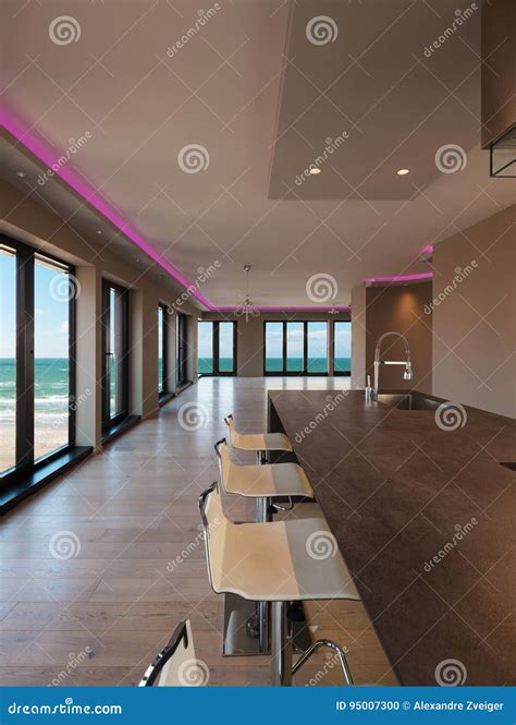 Interni Di Un Appartamento Moderno, Cucina Con La Vista Del Mare