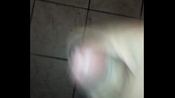 endurecimiento de la polla en el baño XVIDEOS