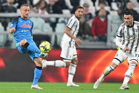 Juventus N Poles Napoli Claim Late Victory At Juventus To Move