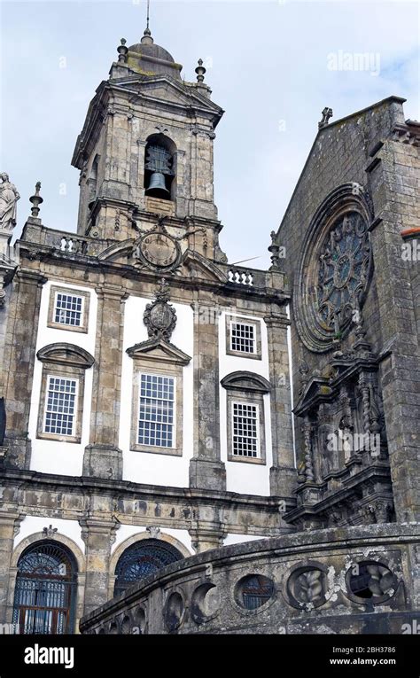 La fachada barroca y la puerta de la iglesia gótica tardía de San