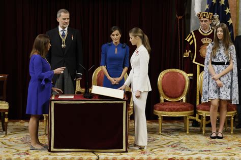 La Infanta Sofía En La Jura De Su Hermana Vestido Alquilado Gran Sonrisa Complicidad