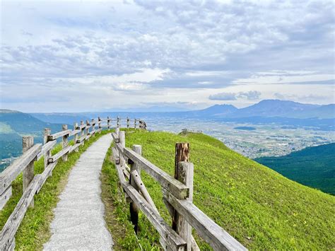 圧巻のパノラマビュー！熊本県・阿蘇の空に浮かぶような絶景スポット【編集部ブログ】 2022年9月11日 エキサイトニュース