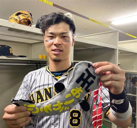 阪神タイガースさんのインスタグラム写真 阪神タイガースinstagram 「2安打3打点の活躍で、西勇輝選手を援護した佐藤輝明選手です！ 佐藤輝明 選手 ありがとうなぎ メダル