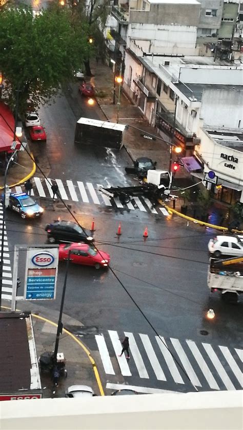 Cronista de Tránsito on Twitter Sigue el choque de camión y auto en