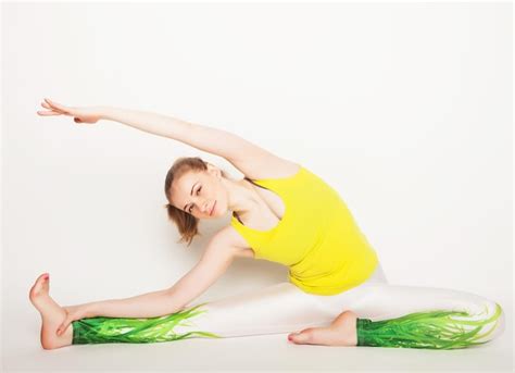 Retrato De Mujer Atractiva Haciendo Yoga Pilates Estilo De Vida