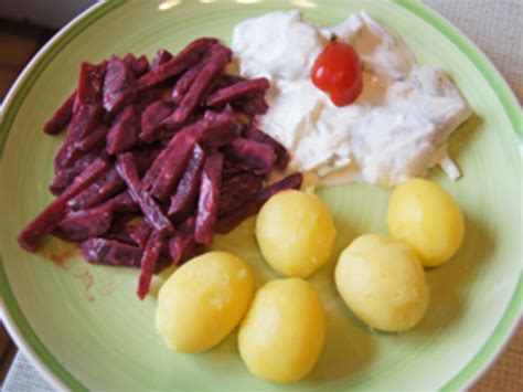 Heringsfilet In Sahnesauce Mit Rote Bete Salat Und Baby Pellkartoffeln