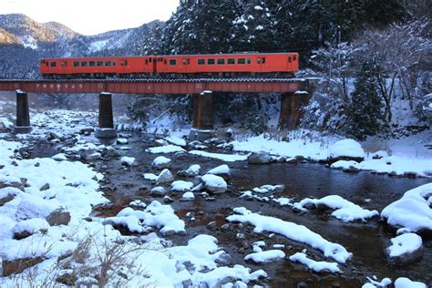 鉄道定番紀行 播但線の積雪風景の中の下市川橋梁を行くキハ41形気動車（長谷～生野）