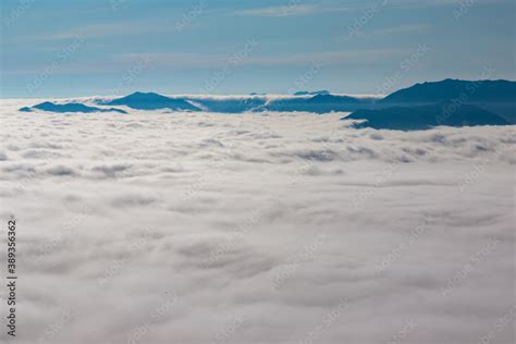 Fotografia Do Stock 北海道・大雪山系の赤岳にある、銀泉台の登山口で見た、山々の間に雲海が広がる神秘的な風景と青空