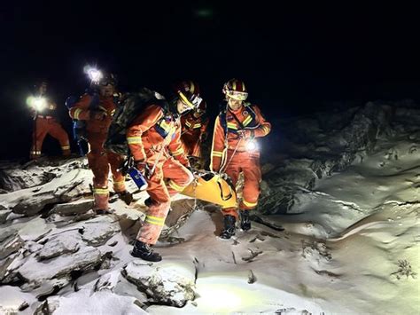 2名游客被困海拔约5000米雪山，消防员9小时冒雪施救 新浪四川 新浪网