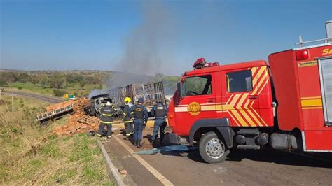 Acidente Carretas E Motorista Morto Carbonizado Aconteceu Ap S