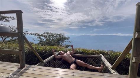 エステティックボーイは膨らみを見せて細断した筋肉を曲げる Pornhub Gay