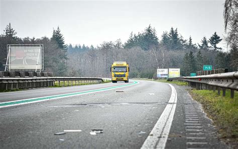 N Bezaaid Met Spijkers En Schroeven Zorgt Voor Autos Met Lekke Banden