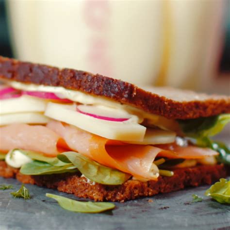 Panino Con Pane Di Segale Con Salmone Affumicato Maionese Allaneto